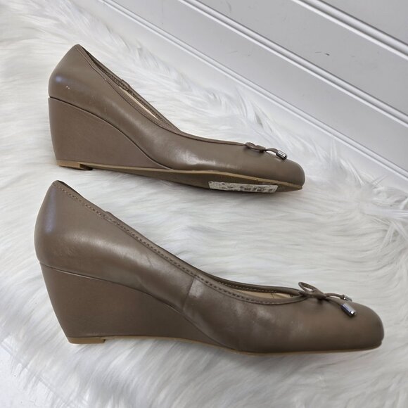 BCBGeneration Women's Beige TEGAN Wedge Pump Shoes Size 8.5 BCBG Slip-On Comfort - Picture 6 of 9